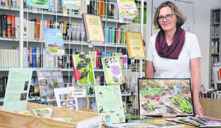 Ines Allenbach hat vor einem Jahr die «Seed Library» in die Bibliothek nach Arni gebracht. Bilder: Celeste Blanc / zg