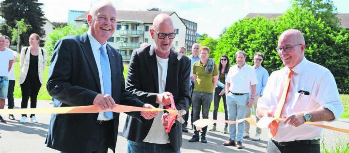 Spürbare Vorfreude: Regierungsrat Stephan Attiger, Fotograf Pierluigi Macor und CEO Markus Blocher (von links) eröffnen gemeinsam die Freiluftausstellung. Bilder: Chregi Hansen