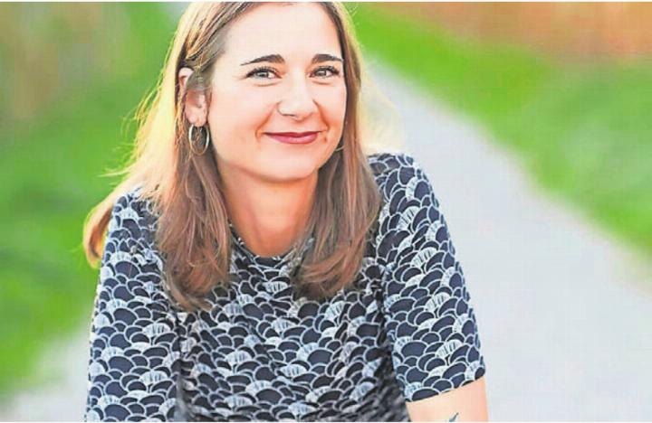 Podcast-Host Elena Ibello schreibt und spricht übers Sterben und ganz viele andere Themen, die direkt oder indirekt damit zu tun haben. Bild: pd