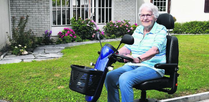 Mit ihrem Herkules, wie Marlis Räber ihr Elektromobil liebevoll nennt, nimmt die 92-Jährige heute noch am öffentlichen Leben teil. Bild: Verena Anna Wigger