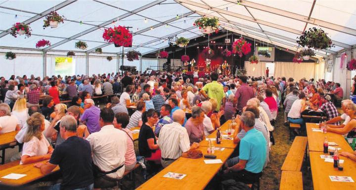 Ob Sonne oder Regen − das Auwer Dorffest ist für alles gerüstet. Bild: zg