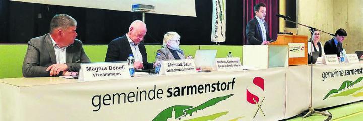 Der Gemeinderat Sarmenstorf (hier an der letzten «Gmeind») möchte in den kommenden Jahren in globo weitermachen (von links): Vizeammann Magnus Döbeli, Gemeindeammann Meinrad Baur, Gemeindeschreiberin Barbara Kastenholz und die Gemeinderäte Fabian Kallen, Nadine Baur und Ramon Winterberg. Bild: Archiv