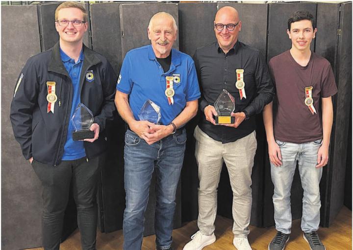Die vier Kategoriensieger, von links: Fabian Keusch (Boswil, Sturmgewehr 90), Willy Keusch (Boswil, Sturmgewehr 57), Pirmin Käppeli (Merenschwand, Standardgewehr), Michael Koch (Beinwil, Jungschützen). Bild: zg