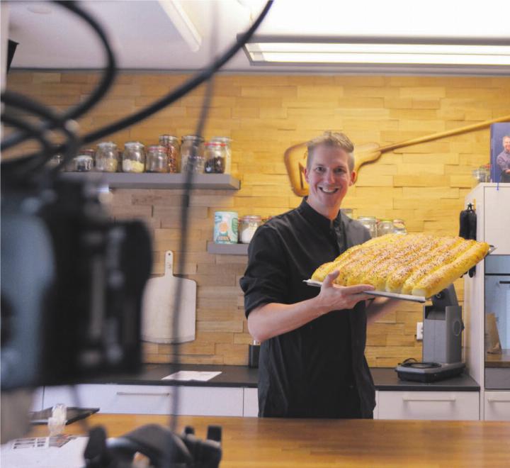 Backen vor laufender Kamera. Für den Sinser Marcel Paa ist das Alltag. Bild: Annemarie Keusch