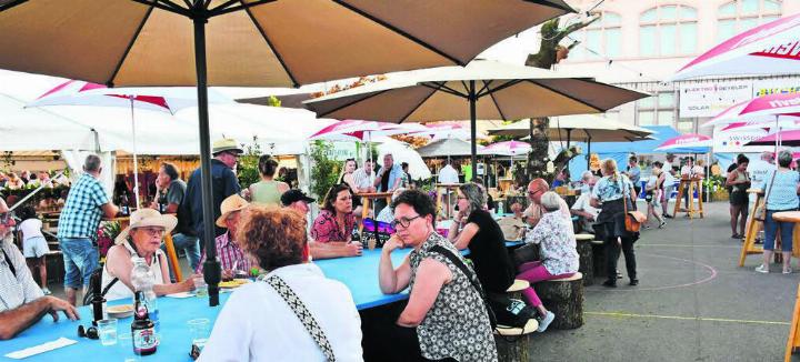 An der langen Welle einfach Platz nehmen und mit anderen ins Gespräch kommen war in Bünzen Programm. An der langen Welle einfach Platz nehmen und mit anderen ins Gespräch kommen war in Bünzen Programm.