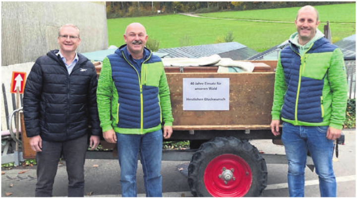 Aussergewöhnliche Identifikation: Vizeammann Bernhard Wespi (links) und Betriebsleiter Matthias Bruder (rechts) gratulieren Jubilar Johann Neuhaus. Bild: gk