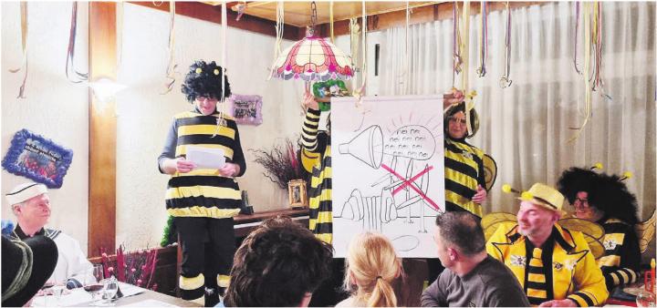 Drohne Kilian Rosenberg, links, gab preis, wie es den Windrädern auf dem Lindenberg erging. Auch Leichtmatrose Erhard Huwyler, sitzend links, wusste einiges zu berichten. Drohne Kilian Rosenberg, links, gab preis, wie es den Windrädern auf dem Lindenberg erging. Auch Leichtmatrose Erhard Huwyler, sitzend links, wusste einiges zu berichten.