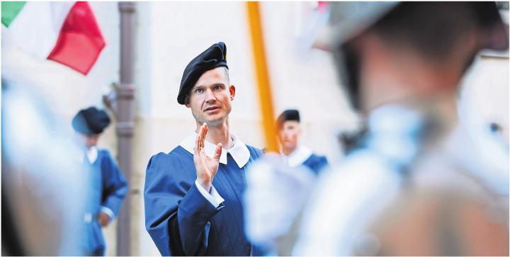 René Stöckli in seinem Element. Er ist zuständig für die Ausbildung der Rekruten in der Schweizergarde. Bild: zg René Stöckli in seinem Element. Er ist zuständig für die Ausbildung der Rekruten in der Schweizergarde. Bild: zg