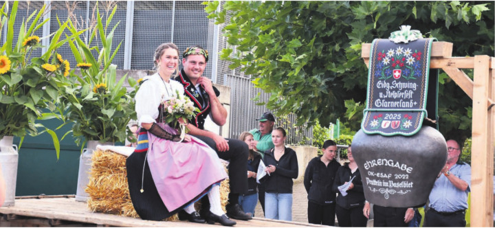 Joel Strebel, zusammen mit Partnerin Aline Dormann, wird auf den Pausenplatz in Aristau gefahren. Eine grosse Schar Schwingerfans empfängt sie. Bild: Verena Anna Wigger