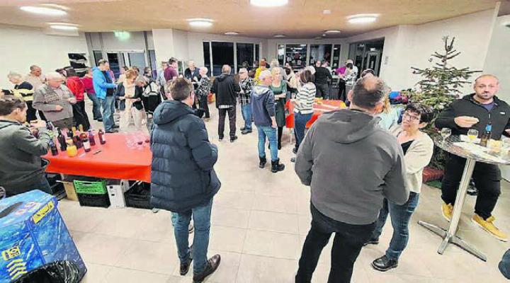 Die Fahrwanger und Fahrwangerinnen stiessen gemeinsam aufs neue Jahr an. Bild: gk