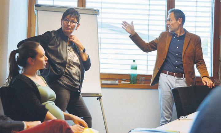 Gemeindeammann Evelyn Pfister und Gemeinderat André Huber gewährten Einblick in ihre Themengebiete und Aufgaben. Bild: Annemarie Keusch