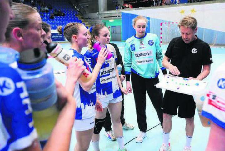 Sereina Kuratli (2. v. R.) bei der Teambesprechung. Die Frauen von GC Amicitia Zürich haben trotz sehr junger Mannschaft und kleinem Kader die Finalserie bis zuletzt spannend gehalten. Bild: Frédéric Diserens