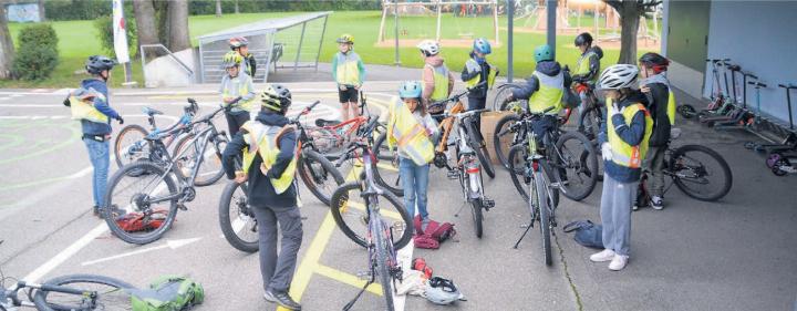 Startbereit für die Velotour. Zur besseren Sichtbarkeit bekommen die Schülerinnen und Schüler eine Leuchtweste. Bilder: Thomas Stöckli