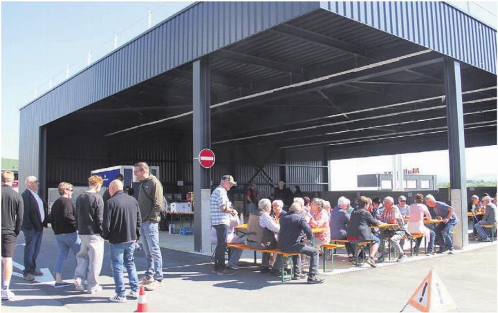 Viele interessierte Auwer und Auwerinnen bei der Eröffnung der neuen Entsorgungsstelle. Bilder: pf