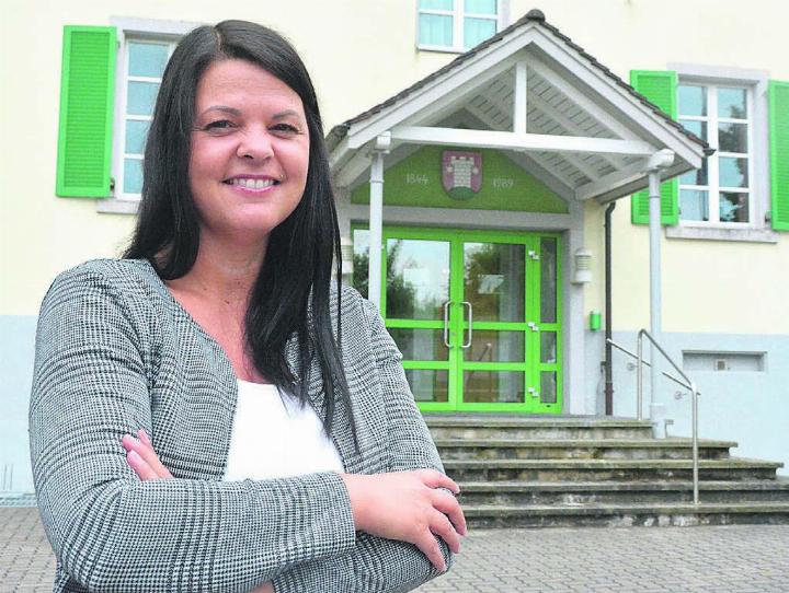 Isabelle Hediger vor dem Aristauer Gemeindehaus. «Ich fühle mich wohl in diesem Dorf und will mich für dessen Entwicklung einsetzen», sagt sie. Bild: Annemarie Keusch