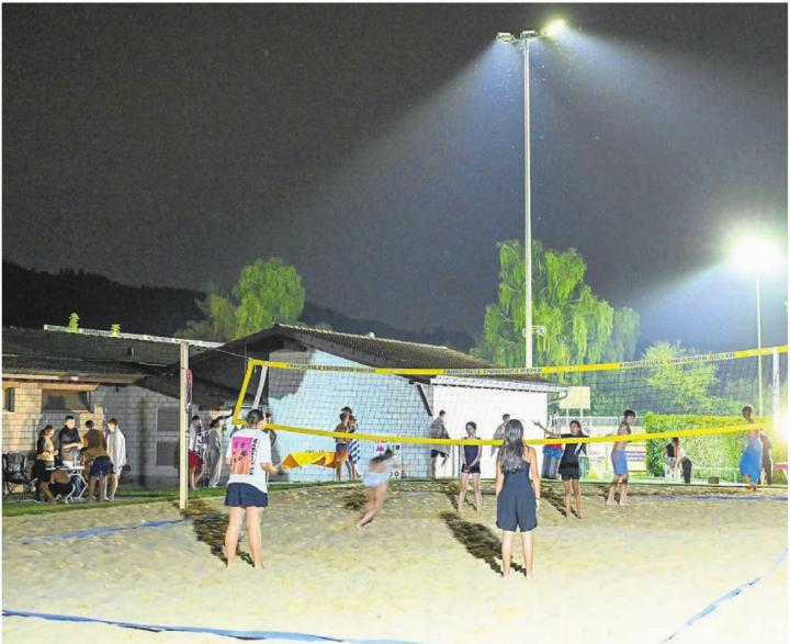 Auch im Sand hatten die Jugendlichen an diesem Abend viel Spass. Bilder: zg