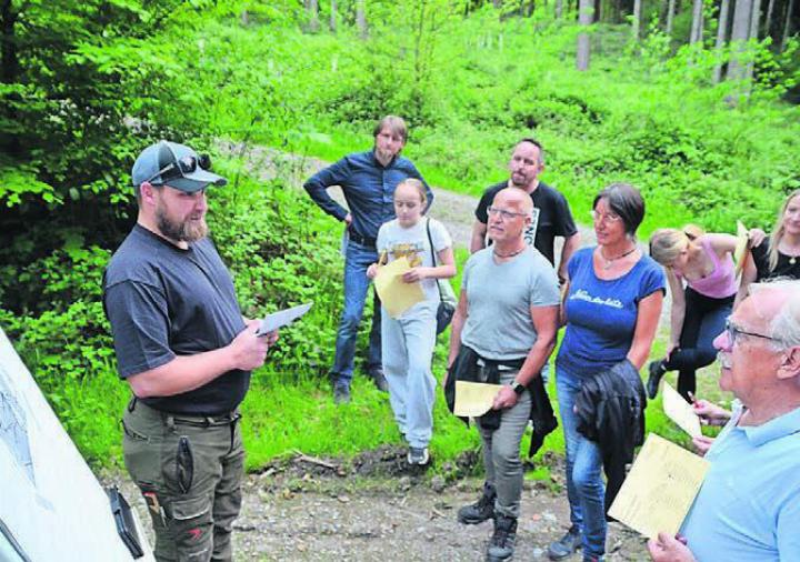 Silvan Meyer, Leiter des Forstbetriebs Lindenberg, stellt das Konzept Schutzwald vor.