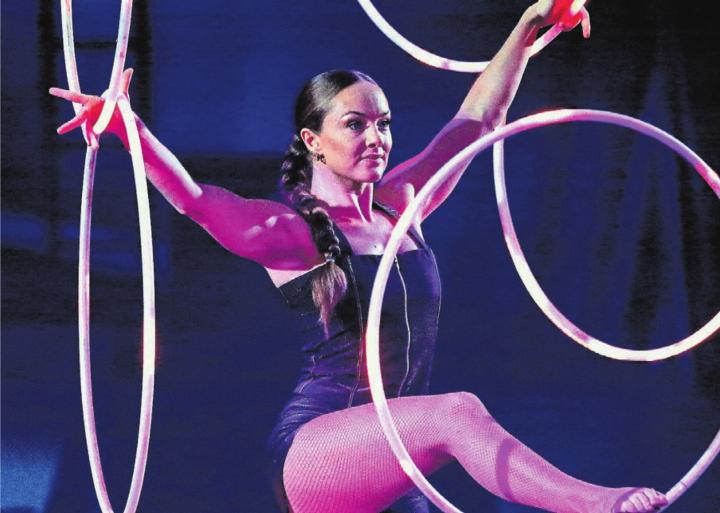 Die Engländerin Kirstie Jarvis alias «Sky» ist eine der weltbesten Hula-Hoop-Artisten.