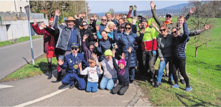 Fleissige Helferschar im Wetterglück. Die Arbeiten konnten bei Sonnenschein ausgeführt werden, das trug zur guten Stimmung bei. Bilder: Stefan Hotz