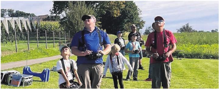 Kinder lernten am Jugendtag das Modellfliegen kennen. Die Veranstalter ziehen ein positives Fazit des Anlasses. Bild: zg