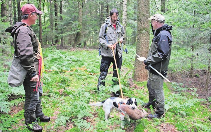 Erfolgreiche Suche. Von links: Lydia Bucher, Fährtenlegerin, Reto Fischer mit Zihlija und Peter Huber, Leiter Schweisshundegruppe Freiamt. Bilder: Monica Rast