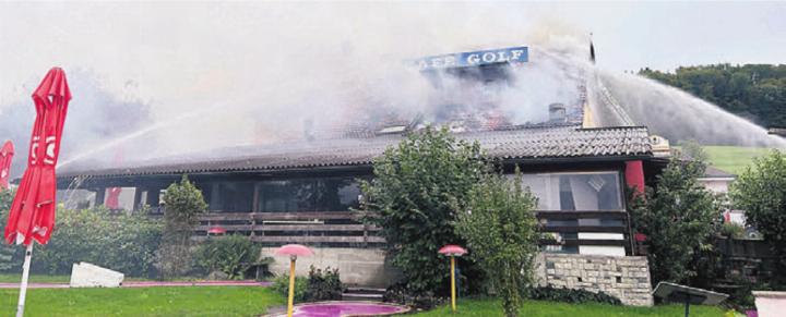 Die Löscharbeiten beim Café Golf in Büelisacker dauerten Stunden. Bild: zg