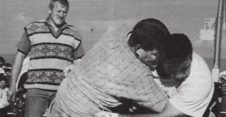 Daniel von Euw (links) kann sich mit einem gestellten Schlussgang den Tagessieg im Guggibad sichern. Bild: Archiv