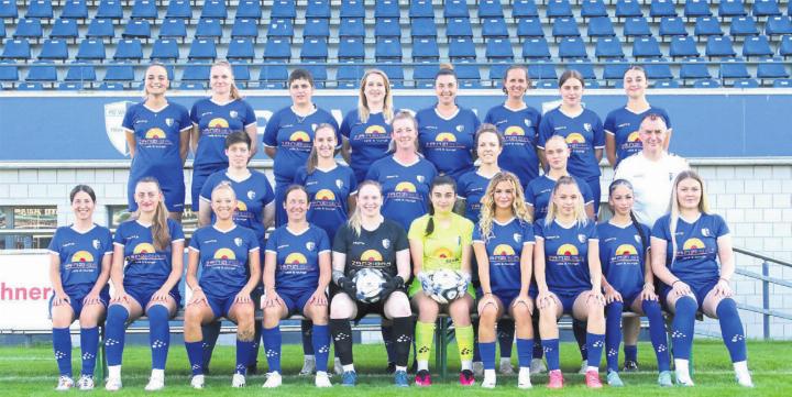 Die Frauen des FC Wohlen, Saison 2024/25, hintere Reihe, von links: Viviana Passerini, Michelle Liebi, Jessica Acklin, Jasmin Hochstrasser, Nuria Ambrozzo, Fabienne Brunner, Pascale Lörtscher, Giuliana Gorgiev. Mitte: Larissa Borer, Celine Grütter, Celeste Blanc, Meret Stauber, Valerija Mihailovska, Reto Tännler (Trainer). Vorne: Melanie Geiger, Vesa Ahmetaj, Sandy Steinmann, Maureen Füglistaler, Lara Bachmann, Johanna Steiger, Lorena Scaturro, Alexandra Ruggle, Firanda Rexhepi, Katarina Miljkovic. Es fehlen: Meryl Blanc, Mihaela Mihajlovska, Dana Ramón, Isabelle Räss, Rahel Stäger, Natali Tomic, Celine Stutz, Deborah Tanner, Sabrina Schmid, Valentina Stojilkovic (Trainerin), Urata Iseni.