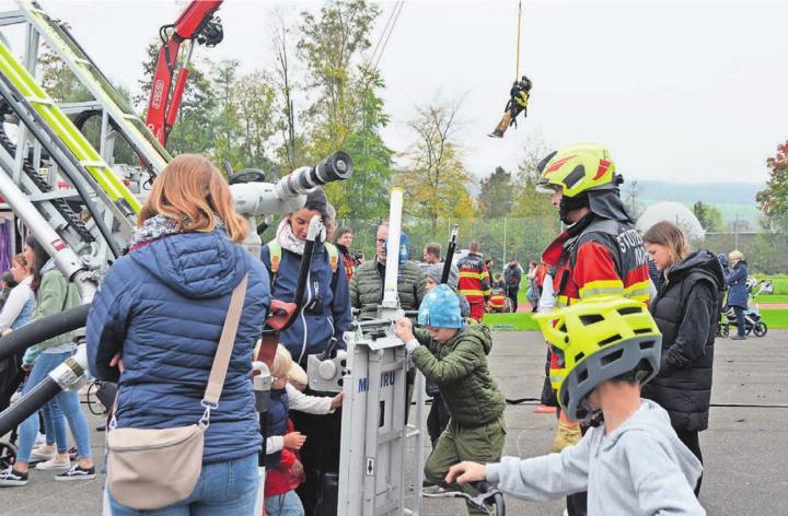 Vor allem Kinder hatten viel auszuprobieren: ob im Korb der Autodrehleiter oder wenn sie von Feuerwehrleuten in die Höhe gezogen wurden.