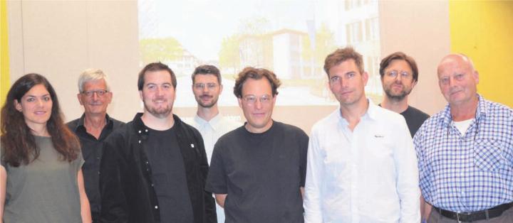 Vor der Visualisierung des Siegerprojekts fürs neue Schulhaus Boswil, von links: Sarina Hächler, Raumplanerin von Planar, Juror André Seippel, das Siegerteam Manuel Frehner, Jodok Imhof, Hannes Hermanek und Fabio Bürge, sowie Juror Mario Soppelsa und Gemeindeammann Michael Weber. Bilder: Thomas Stöckli