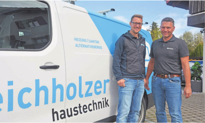 Peter Iten (rechts) und Marcel Duc sind sich einig: Der Wechsel zu erneuerbaren Heizsystemen ist eine wichtige Entscheidung für die Zukunft. Wer frühzeitig plant und auf die richtige Beratung setzt, trifft langfristig die beste Wahl.Bilder: Sabrina Salm / zg Peter Iten (rechts) und Marcel Duc sind sich einig: Der Wechsel zu erneuerbaren Heizsystemen ist eine wichtige Entscheidung für die Zukunft. Wer frühzeitig plant und auf die richtige Beratung setzt, trifft langfristig die beste Wahl.Bilder: Sabrina Salm / zg