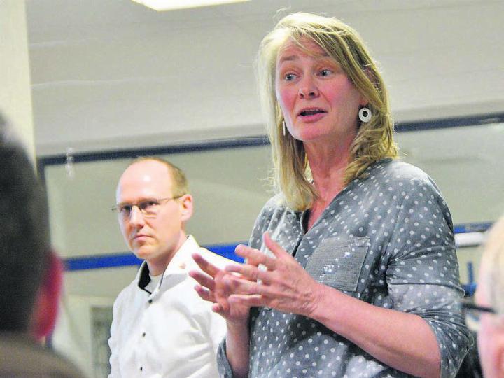 Schulleiterin Franziska Bürgi und Gemeinderat Michael Erismann beantworteten ganz viele Fragen. Bild: Annemarie Keusch