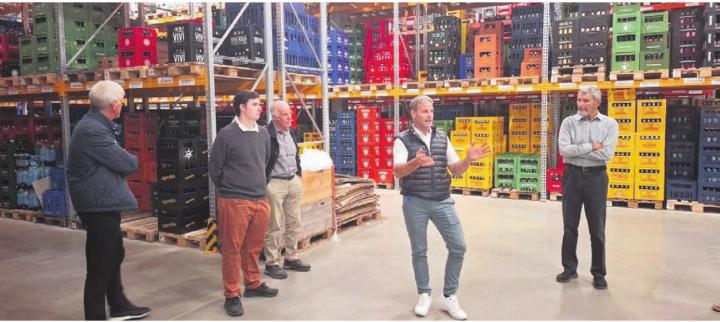 Rundgang durch den Betrieb mit Inhaber Marco Staubli. Bild: zg
