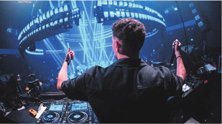 Vor Kurzem trat Jan Becker im weltberühmten «Worldhouse Pattaya» in Thailand auf. «Für mich ein grosser Meilenstein in meiner Karriere», sagt der Bremgarter. Bilder: zg/huy Vor Kurzem trat Jan Becker im weltberühmten «Worldhouse Pattaya» in Thailand auf. «Für mich ein grosser Meilenstein in meiner Karriere», sagt der Bremgarter. Bilder: zg/huy