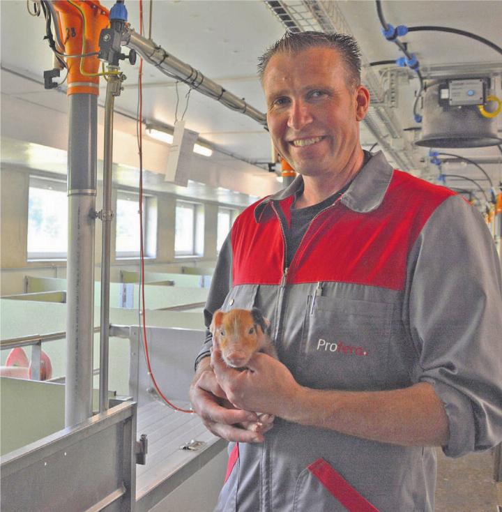 Peter Anderhub mit einem der jüngsten Bewohner seines Schweinestalls. Dass es den Tieren bei ihm möglichst wohl ist, ist ihm besonders wichtig. Bild: Annemarie Keusch