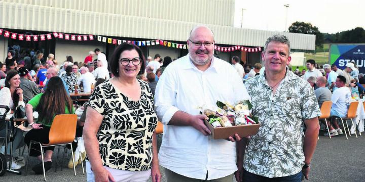 Claudia Dober, Vizeammann, und Gemeindepräsident Rainer Heggli, bedankten sich bei ihrem Festredner Jörg Sennrich (Mitte) für seine inspirierende Rede. Bilder: Verena Anna Wigger