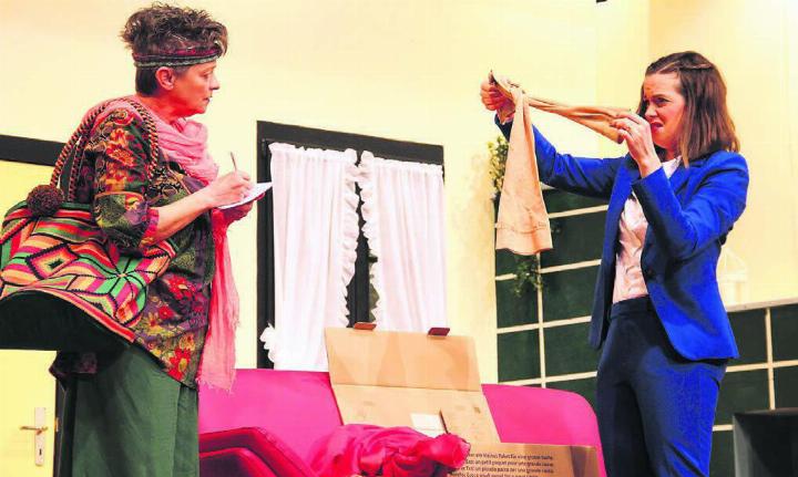 Die Eheberaterin (Vreni Kreuzer, links) analysiert die Utensilien von Nelly Bachmann (Elise Wiss). Bilder: Monica Rast