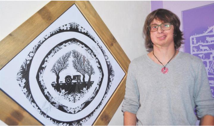Florian Kuhn zeigt sein bisher aufwendigstes Werk. 200 Stunden wandte er für diesen Scherenschnitt auf. Bilder: Annemarie Keusch