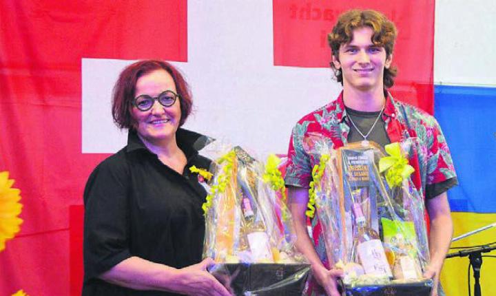 Geschenke für die Redner: Verena Wigger und Finn Neiger. Bild: ake