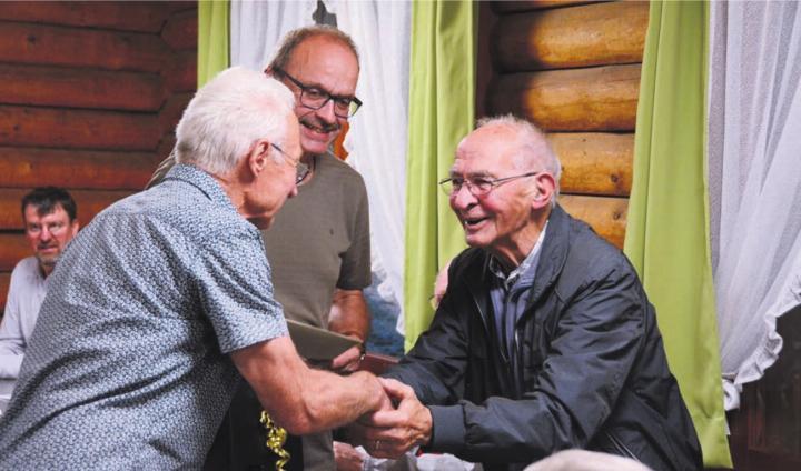 Josef Stierli (im Vordergrund) und Hans Peter Frey gratulieren dem Jubilar Josef Konrad zum 85. Geburtstag. Bild: vaw