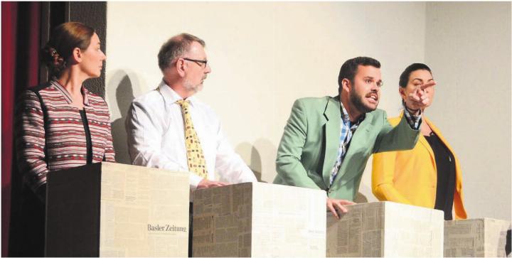 Natürlich nur eine Rolle. Und seit «Das cha bi eus nöd passiere» sind sechs Jahre vergangen. Patrick Grob (Zweiter von rechts) freut sich auf seine neuen Funktionen. Bild: Archiv