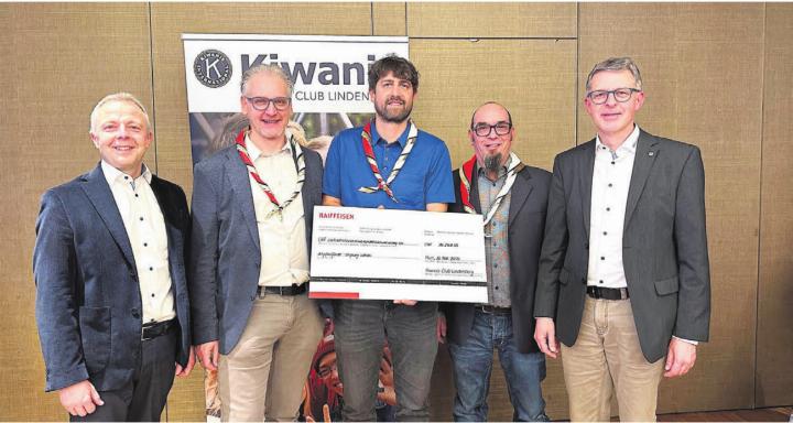 Die Kiwanis übergeben der Altpfadfinder-Stiftung den Scheck. Von links: Alex Meyer (künftiger Präsident Kiwanis), Thomas Geissmann (Projektleiter), Benny Kammer (Präsident Altpfadfinder), Benno Kohli (Architekt) und Tobias Knecht (früherer Präsident Kiwanis).
Bild: zg