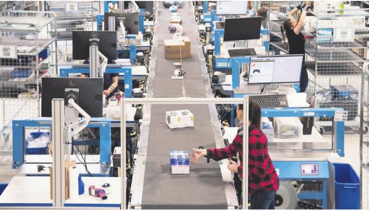 Das Warenlager in Wohlen wurde laufend ausgebaut. Mittlerweile werden an diesem Standort rund 1500 Mitarbeitende beschäftigt. Das Warenlager in Wohlen wurde laufend ausgebaut. Mittlerweile werden an diesem Standort rund 1500 Mitarbeitende beschäftigt.