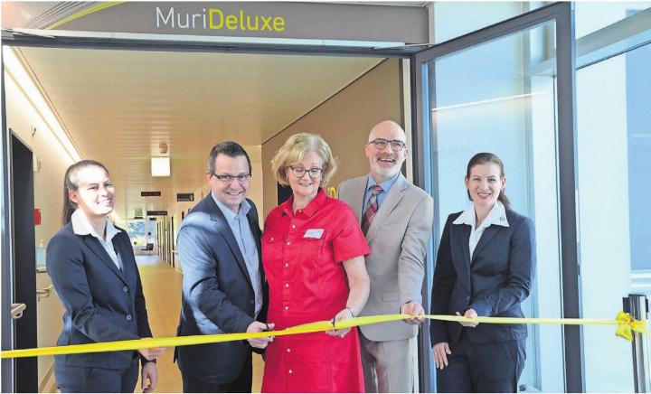 Bei der feierlichen Eröffnung der neuen Privatstation MuriDeluxe, von links: Jennifer Fischer, Stationsleiterin Pflege, Spital-CEO Daniel Strub, Sabina Rüttimann, Stiftungsratspräsidentin, Dominic Brunner, Leiter Hotellerie, und Daniela Ayoub Leiterin Pflegedienst und Mitglied der Spitalleitung. Bilder: Thomas Stöckli