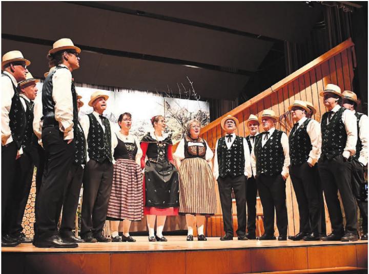 Der Jodlerklub Heimelig überzeugt mit seinem Konzertprogramm unter der Leitung von Anna Eisenhut.