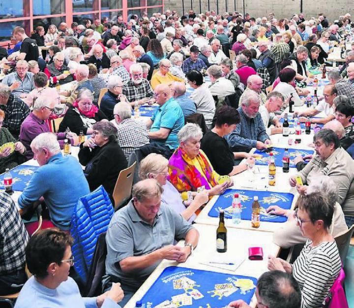 Volle Halle in Boswil: Einmal mehr lockte der Muni-Jass viele Jassbegeisterte an. Bild: zg