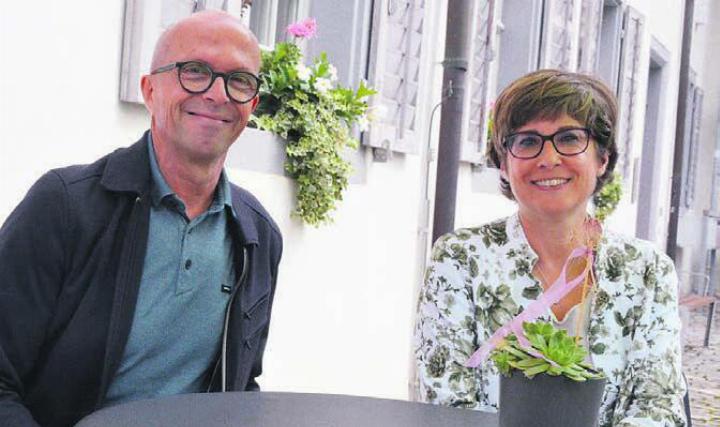 Robert Barrer und Cindy Mäder vor dem Singisenflügel. Bild: ake