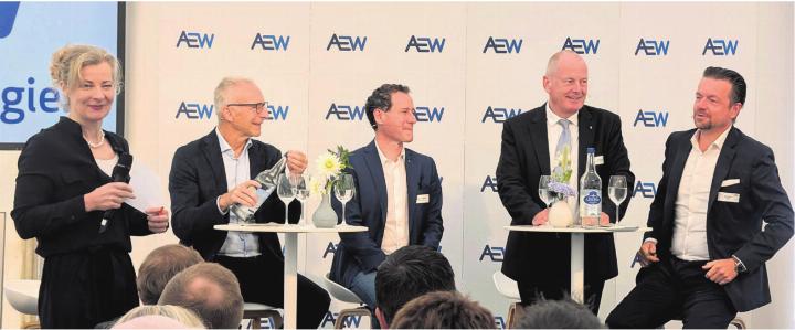 Angeregt und zuweilen durchaus humorvoll diskutieren (von rechts): Marc Ritter (AEW-CEO), Regierungsrat Stephan Attiger, Matthias Betsche (Pro Natura) und Andreas Stettler (Wasserwirtschaftsverband). Moderiert wird das Podium über Strom, Wasserkraft und die Zukunft der Energiebranche von Ex-SRF-Frau Karin Frei. Bild: Marco Huwyler