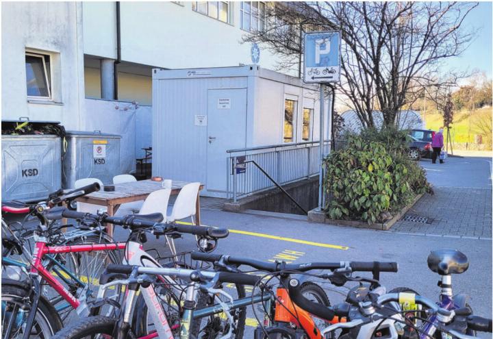 Der Eingang zur unterirdischen Asylunterkunft neben dem Alterswohnheim an der Bünz. Für die beiden Aufenthaltscontainer braucht es eine Verlängerung der Baubewilligung. Bild: Chregi Hansen