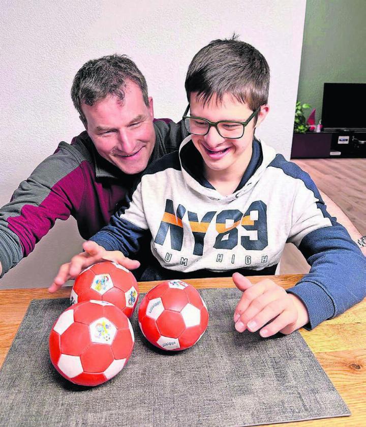 Ein starkes Duo: Stephan Jaeggi und Silvan. Dank dem Vater kann der Sohn bald wieder Handball spielen. Bilder: Stefan Sprenger / zg